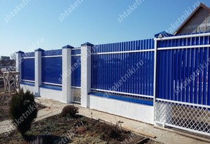 Фото забора из синего штакетника в Ростове-на-Дону